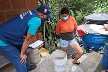 En v&iacute;a a Cristo Rey, Salud P&uacute;blica hace control a criaderos del zancudo transmisor del dengue 