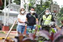 Siembra masiva de plantas ornamentales en el parque recreativo Cien Palos