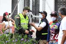 Siembra masiva de plantas ornamentales en el parque recreativo Cien Palos