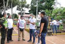 Siembra masiva de plantas ornamentales en el parque recreativo Cien Palos