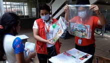 Ni&ntilde;os y ni&ntilde;as del albergue temporal reciben kits escolares para continuar con sus estudios