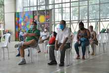 En el quinto megacentro de vacunaci&oacute;n, Alcalde de Cali invit&oacute; a vivir una Semana Santa por la vida