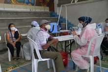 En el quinto megacentro de vacunaci&oacute;n, Alcalde de Cali invit&oacute; a vivir una Semana Santa por la vida