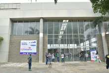 En el quinto megacentro de vacunaci&oacute;n, Alcalde de Cali invit&oacute; a vivir una Semana Santa por la vida