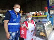 Preparaci&oacute;n en plazas de mercado para recibir compradores en Semana Santa