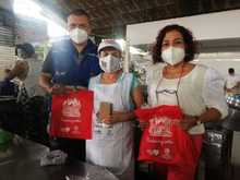 Preparaci&oacute;n en plazas de mercado para recibir compradores en Semana Santa