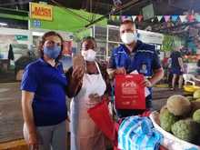 Preparaci&oacute;n en plazas de mercado para recibir compradores en Semana Santa