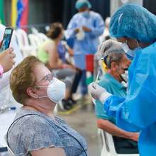 En Cali no hay lugar para los mitos: cada vez son m&aacute;s los vacunados