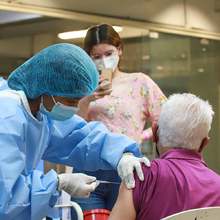 En Cali no hay lugar para los mitos: cada vez son m&aacute;s los vacunados