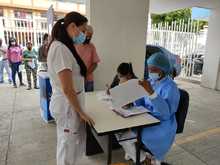 Profesionales de la salud invitan a los cale&ntilde;os a vacunarse contra la covid-19