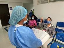 Profesionales de la salud invitan a los cale&ntilde;os a vacunarse contra la covid-19