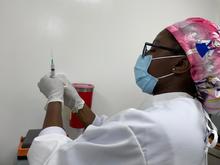 Profesionales de la salud invitan a los cale&ntilde;os a vacunarse contra la covid-19