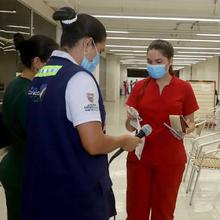 Camila recibi&oacute; la vacuna contra el covid-19 y ahora es ejemplo para sus pacientes