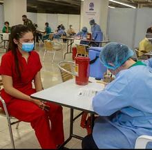 Camila recibi&oacute; la vacuna contra el covid-19 y ahora es ejemplo para sus pacientes