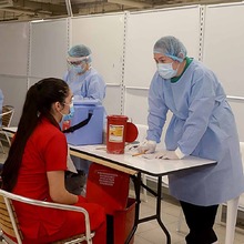 Camila recibi&oacute; la vacuna contra el covid-19 y ahora es ejemplo para sus pacientes