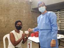 Adultos mayores de 65 a&ntilde;os cumplen su cita para ser vacunados contra la covid-19