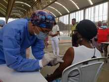 Adultos mayores de 65 a&ntilde;os cumplen su cita para ser vacunados contra la covid-19