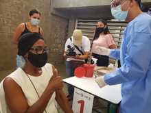 Adultos mayores de 65 a&ntilde;os cumplen su cita para ser vacunados contra la covid-19