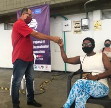 Adultos mayores de 65 a&ntilde;os cumplen su cita para ser vacunados contra la covid-19