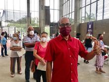 Adultos mayores de 65 a&ntilde;os cumplen su cita para ser vacunados contra la covid-19