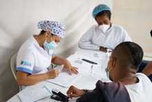 Tenderos fueron atendidos con toma de pruebas covid-19 en Los Alc&aacute;zares