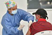 Avanza vacunaci&oacute;n contra la covid-19 en adultos mayores de 65 a&ntilde;os y personal de la salud