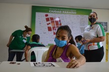 A trav&eacute;s del bingo, adultos mayores del &aacute;rea de renovaci&oacute;n urbana disfrutan de espacios l&uacute;dicos y saludables.  