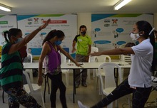 A trav&eacute;s del bingo, adultos mayores del &aacute;rea de renovaci&oacute;n urbana disfrutan de espacios l&uacute;dicos y saludables.  