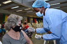 Docentes mayores de 65 a&ntilde;os ya est&aacute;n recibiendo primera dosis de vacunaci&oacute;n contra covid-19