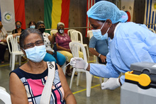 Docentes mayores de 65 a&ntilde;os ya est&aacute;n recibiendo primera dosis de vacunaci&oacute;n contra covid-19