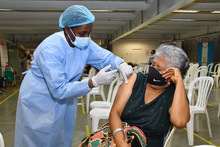 Docentes mayores de 65 a&ntilde;os ya est&aacute;n recibiendo primera dosis de vacunaci&oacute;n contra covid-19