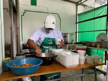 Bar&oacute;n Rojo Sur y Frente Radical Verdiblanco se estrenan en &ldquo;la cancha&rdquo; de los Comedores Comunitarios