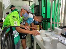 Bar&oacute;n Rojo Sur y Frente Radical Verdiblanco se estrenan en &ldquo;la cancha&rdquo; de los Comedores Comunitarios