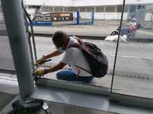 Personal del Sistema MIO se uni&oacute; en una jornada de limpieza para recuperar su infraestructura