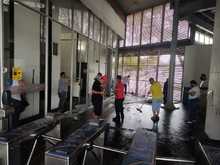 Personal del Sistema MIO se uni&oacute; en una jornada de limpieza para recuperar su infraestructura