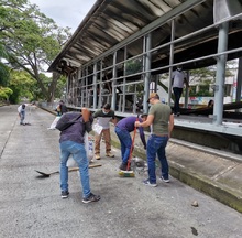 Personal del Sistema MIO se uni&oacute; en una jornada de limpieza para recuperar su infraestructura