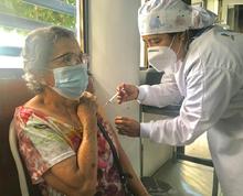 Vacunarse contra la covid-19, una oportunidad de vida para muchos adultos mayores