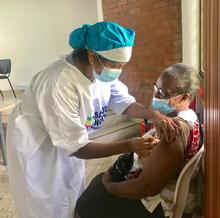 Vacunarse contra la covid-19, una oportunidad de vida para muchos adultos mayores