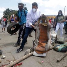 J&oacute;venes del oriente cale&ntilde;o izaron la bandera de Colombia al derecho
