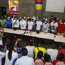 J&oacute;venes del oriente cale&ntilde;o izaron la bandera de Colombia al derecho