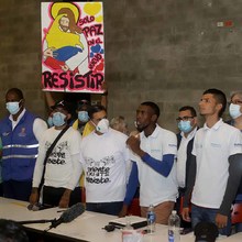 J&oacute;venes del oriente cale&ntilde;o izaron la bandera de Colombia al derecho
