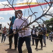 J&oacute;venes del oriente cale&ntilde;o izaron la bandera de Colombia al derecho