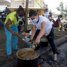 J&oacute;venes del oriente cale&ntilde;o izaron la bandera de Colombia al derecho