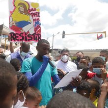J&oacute;venes del oriente cale&ntilde;o izaron la bandera de Colombia al derecho