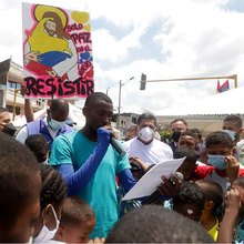 J&oacute;venes del oriente cale&ntilde;o izaron la bandera de Colombia al derecho