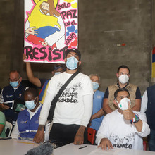 J&oacute;venes del oriente cale&ntilde;o izaron la bandera de Colombia al derecho
