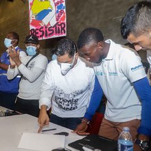 J&oacute;venes del oriente cale&ntilde;o izaron la bandera de Colombia al derecho