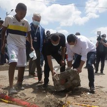 J&oacute;venes del oriente cale&ntilde;o izaron la bandera de Colombia al derecho