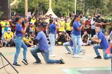 La bandera colombiana entre arte y paz