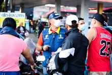 Gesti&oacute;n del Riesgo acompa&ntilde;a a los ciudadanos que esperan combustible para sus veh&iacute;culos